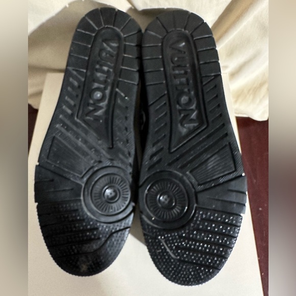 LOUIS VUITTON NIGO LOW TOP  BLACK LEATHER SNEAKERS - Picture 7 of 9